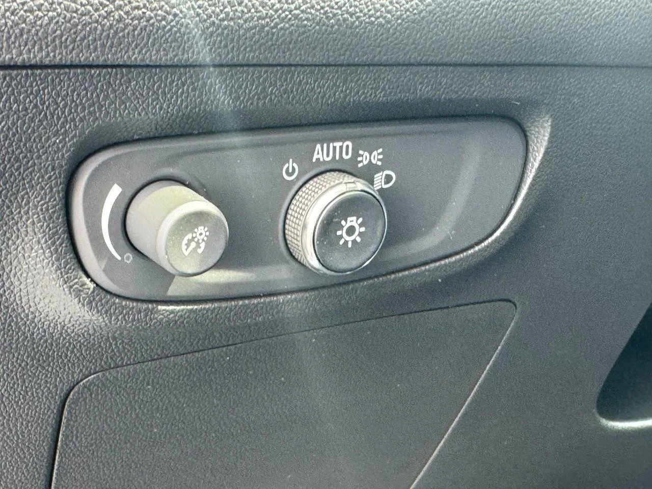 Used 2025 Summit White Buick Sport Touring image 21