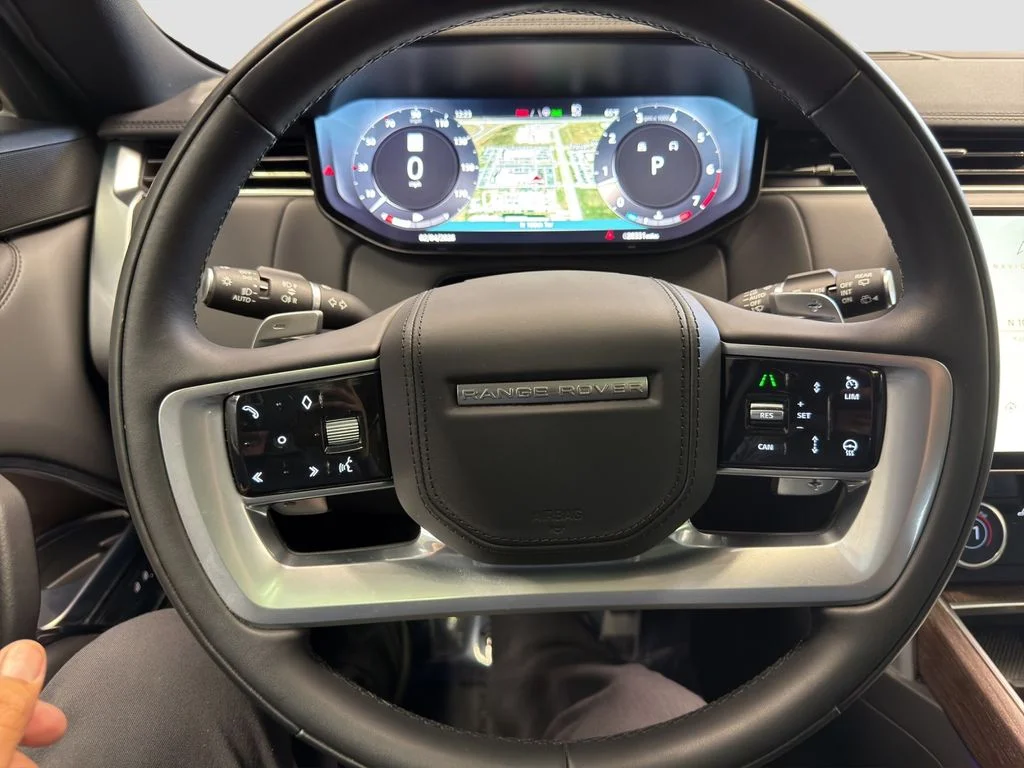 Used 2023 White Land Rover SE image 17