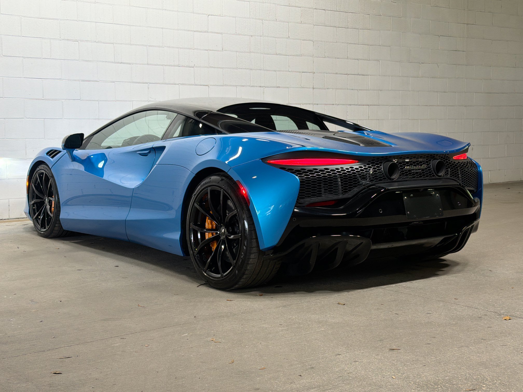 Used 2023 Ludus Blue McLaren Performance image 3
