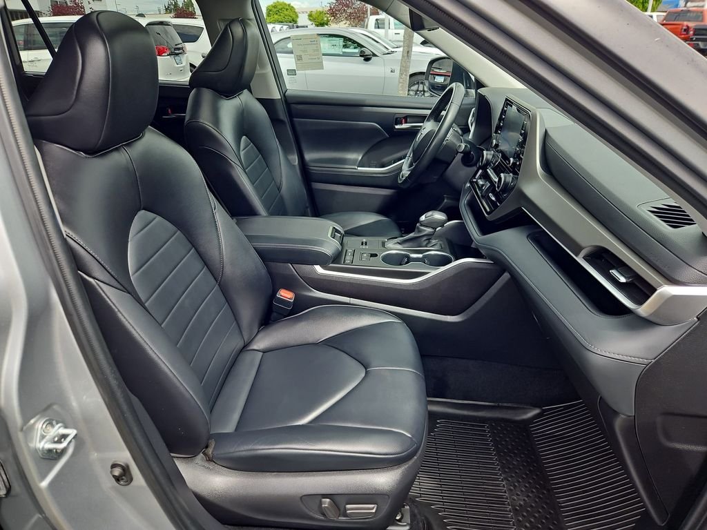 Used 2022 Celestial Silver Metallic Toyota XLE image 28