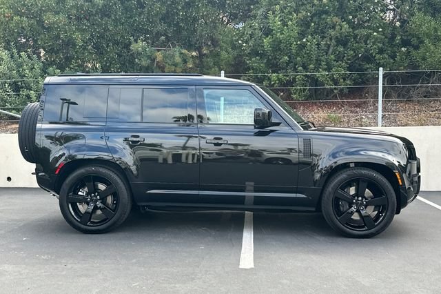 New 2026 Santorini Black Land Rover X-Dynamic SE image 6