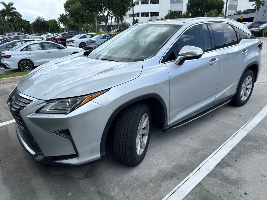 Used 2017  Lexus  image 7