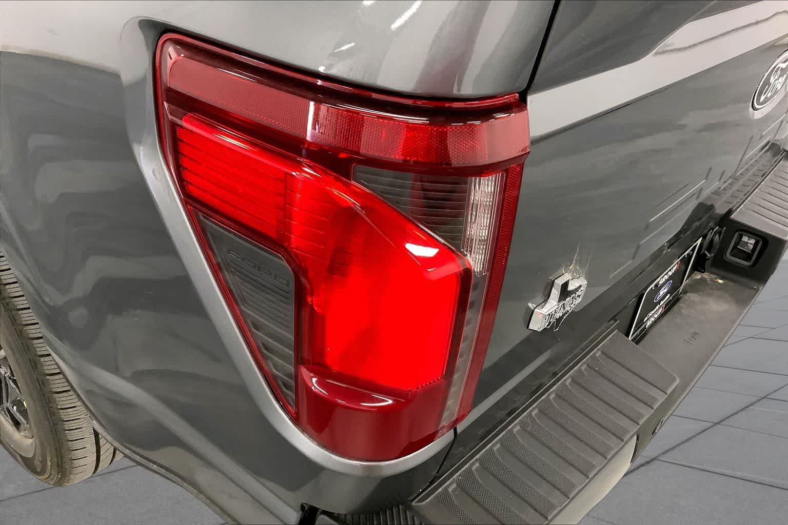 New 2026 Carbonized Gray Metallic Ford XLT image 13