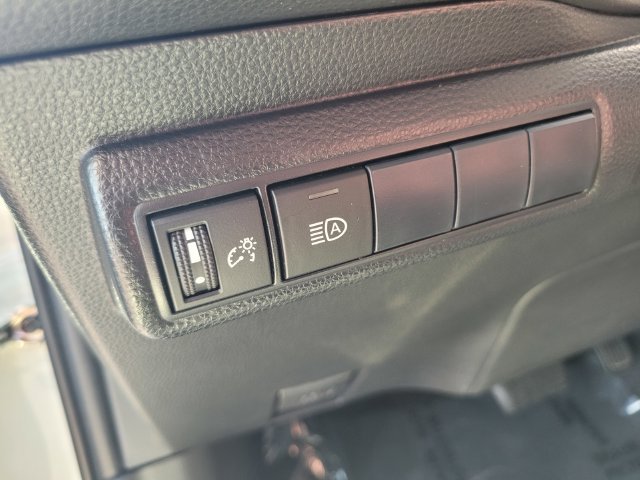 Used 2022 White Toyota LE image 19