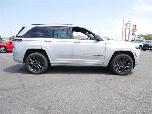 New 2026 Silver Zynith Exterior Paint Jeep Limited image 8