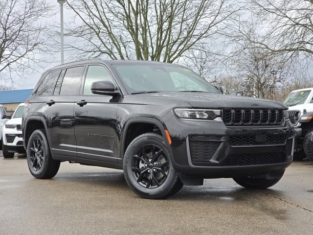 New 2026 Diamond Black Crystal Pearl-Coat Exterior Paint Jeep Laredo Altitude image 2