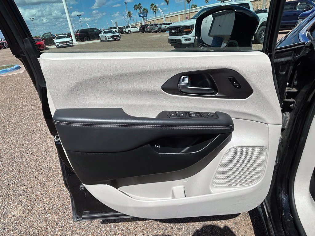 Used 2024 Black Chrysler Select image 10