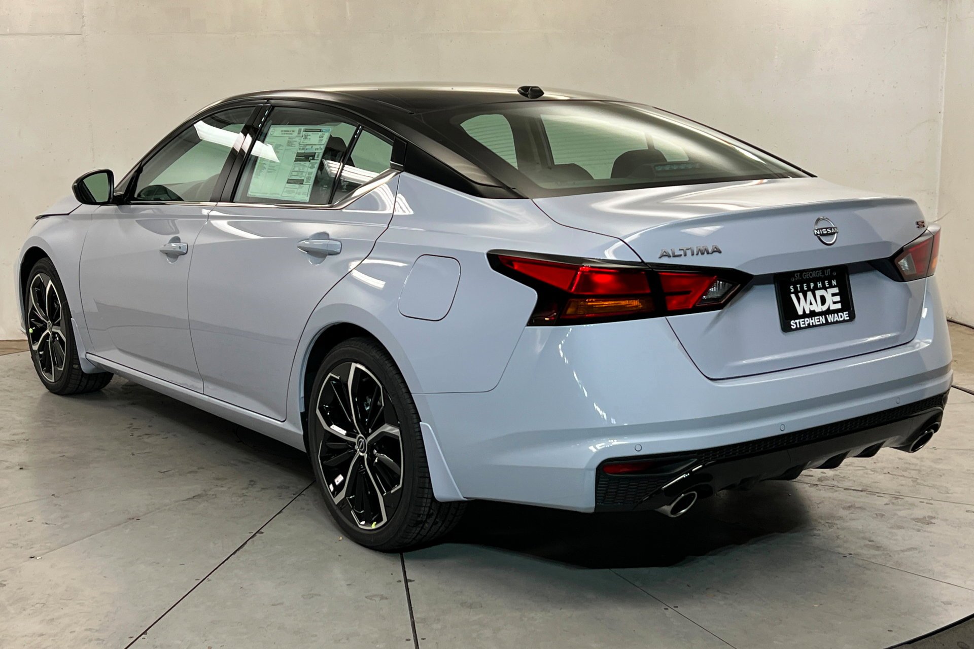 New 2026 Gray Sky Pearl / Super Black Two-tone Nissan SR image 3