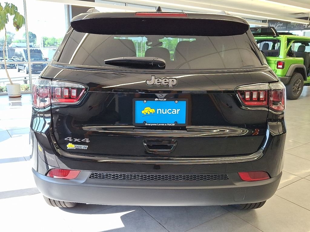 New 2026 Diamond Black Crystal Pearlcoat Jeep Latitude image 5