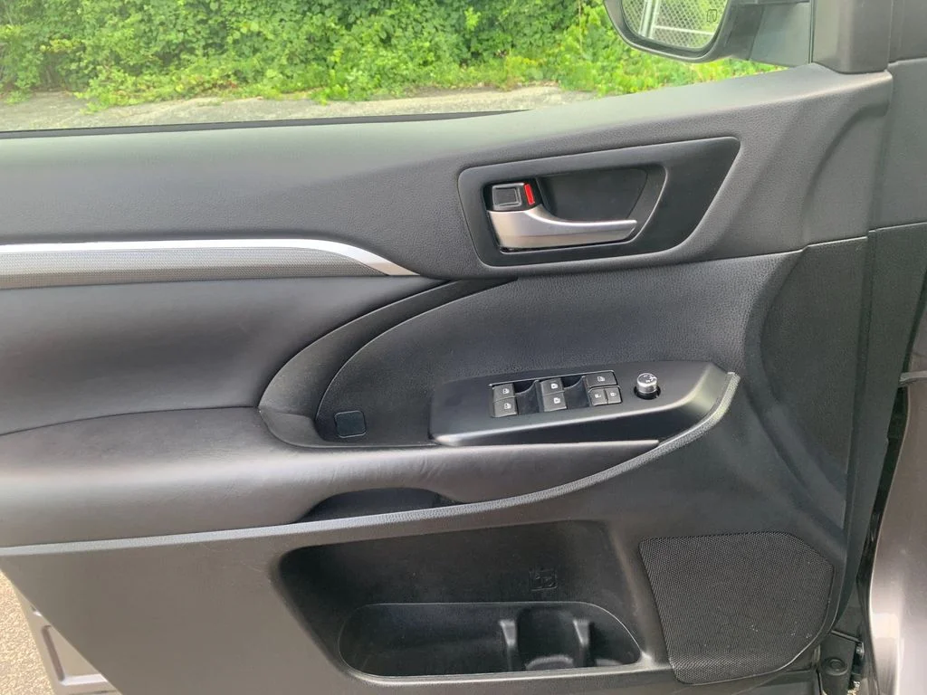Used 2019 Gray Toyota SE image 12