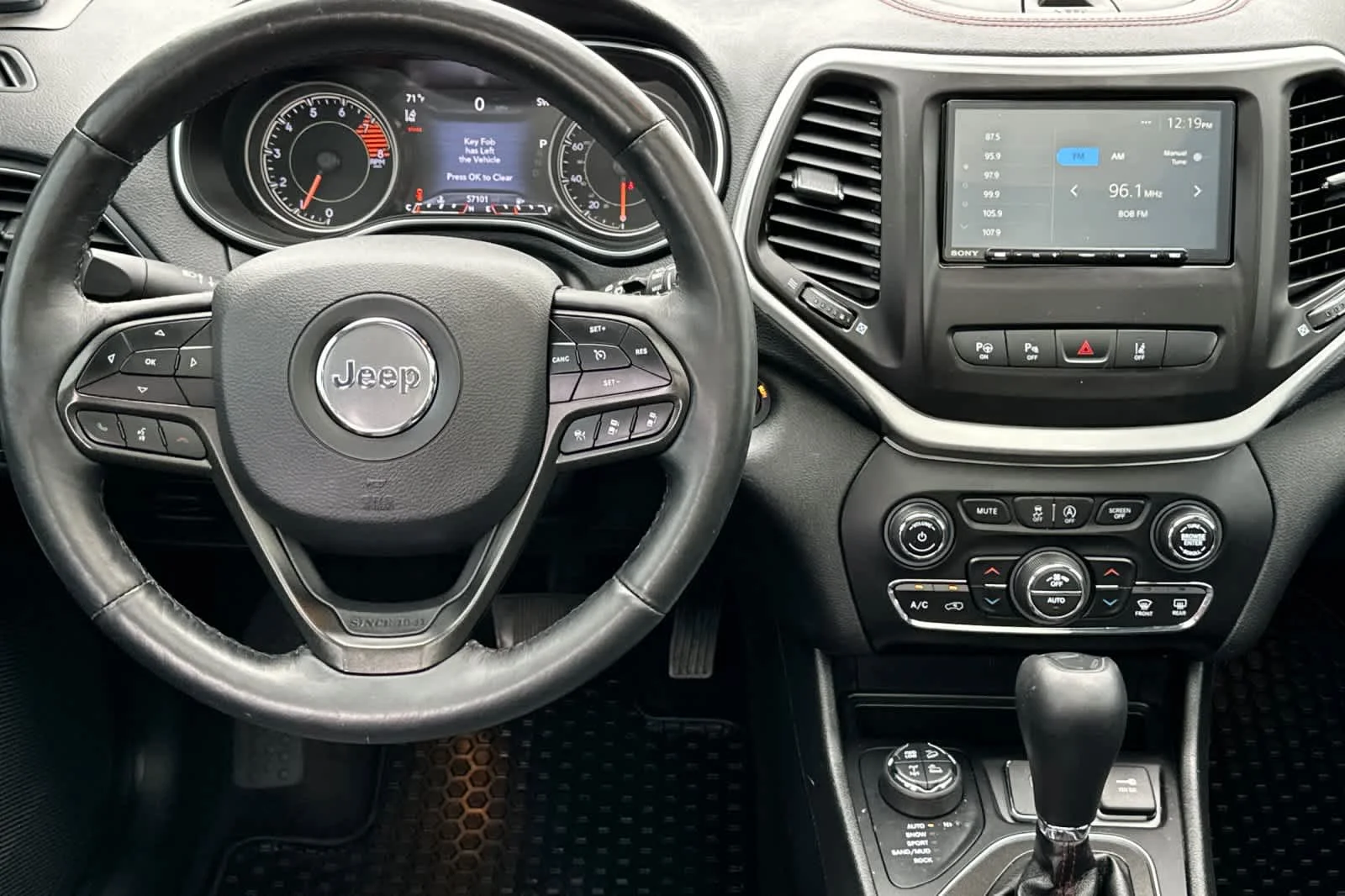 Certified Used 2019 Billet Silver Clearcoat Metallic Jeep Trailhawk Elite image 14