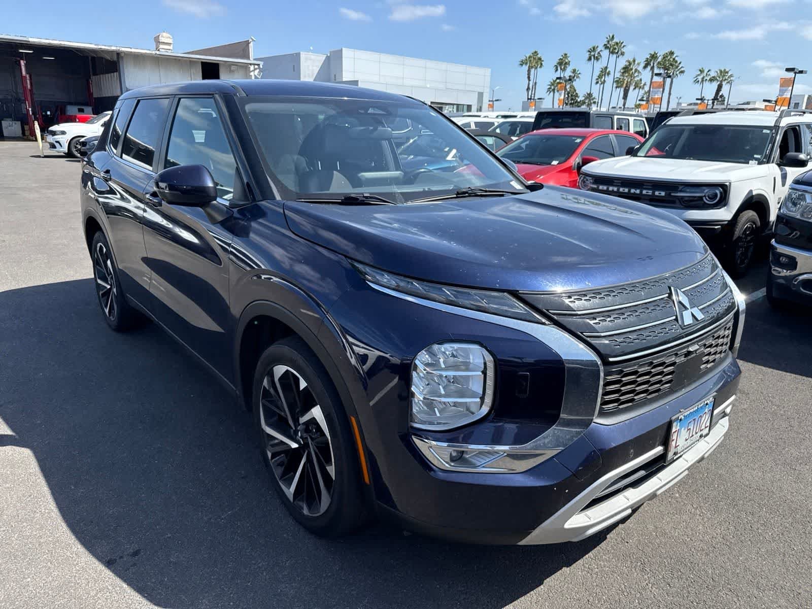 Used 2023 Cosmic Blue Metallic Mitsubishi SE image 9