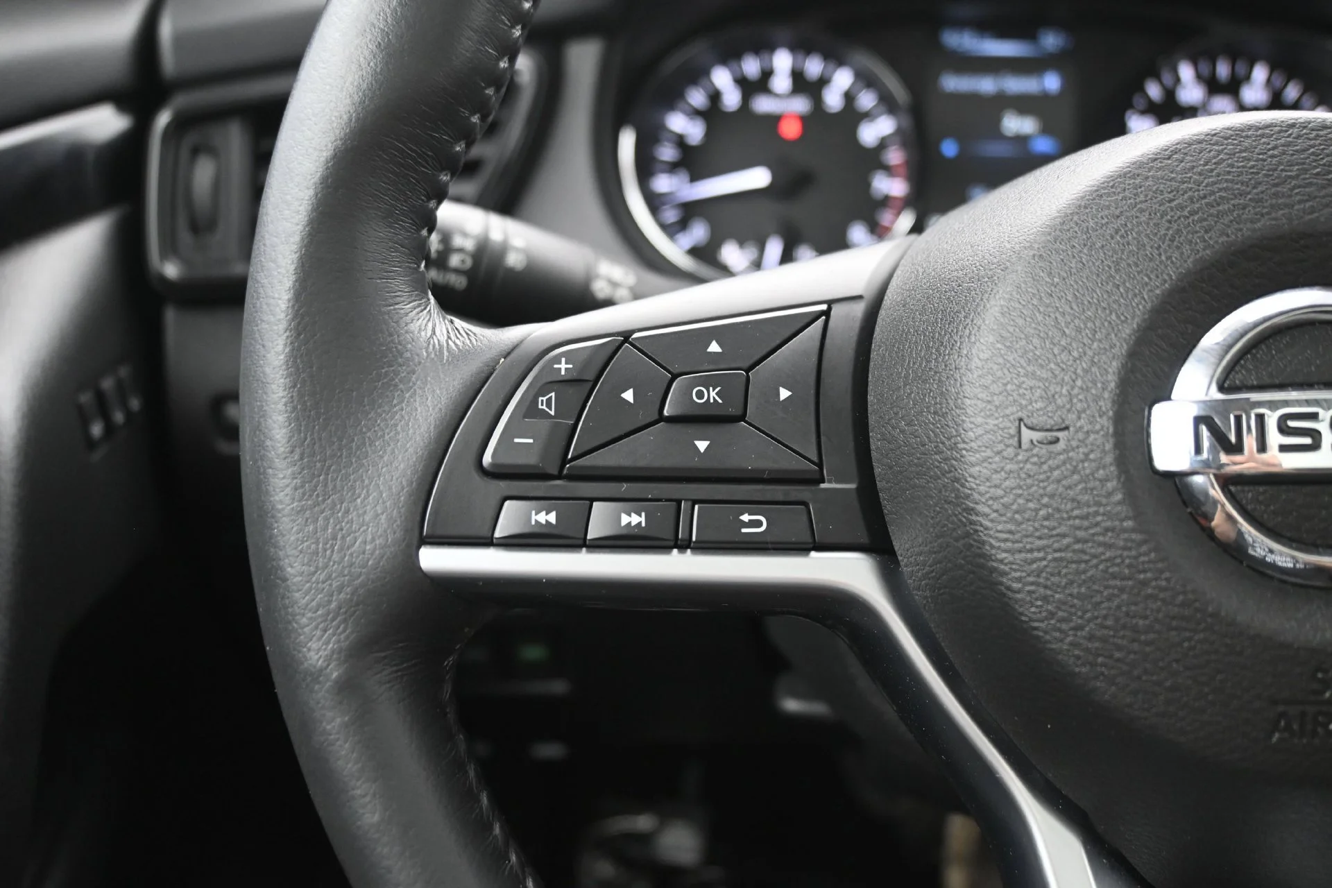 Used 2017 Caspian Blue Nissan SL image 24