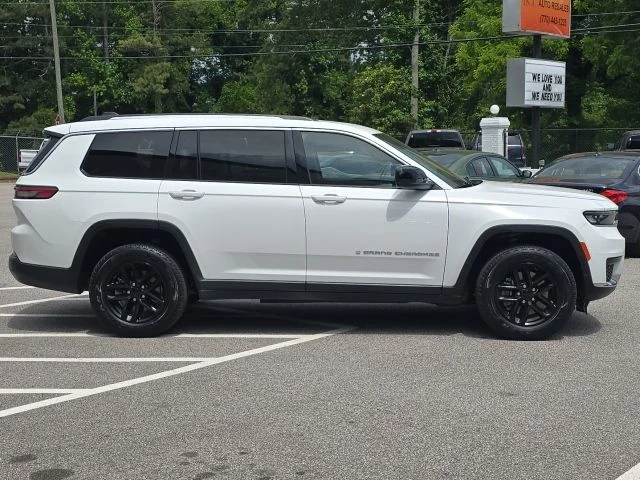 Used 2022 White Jeep Laredo image 6