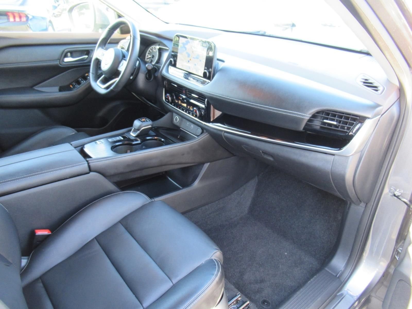 Used 2022 Gray Nissan SL image 11