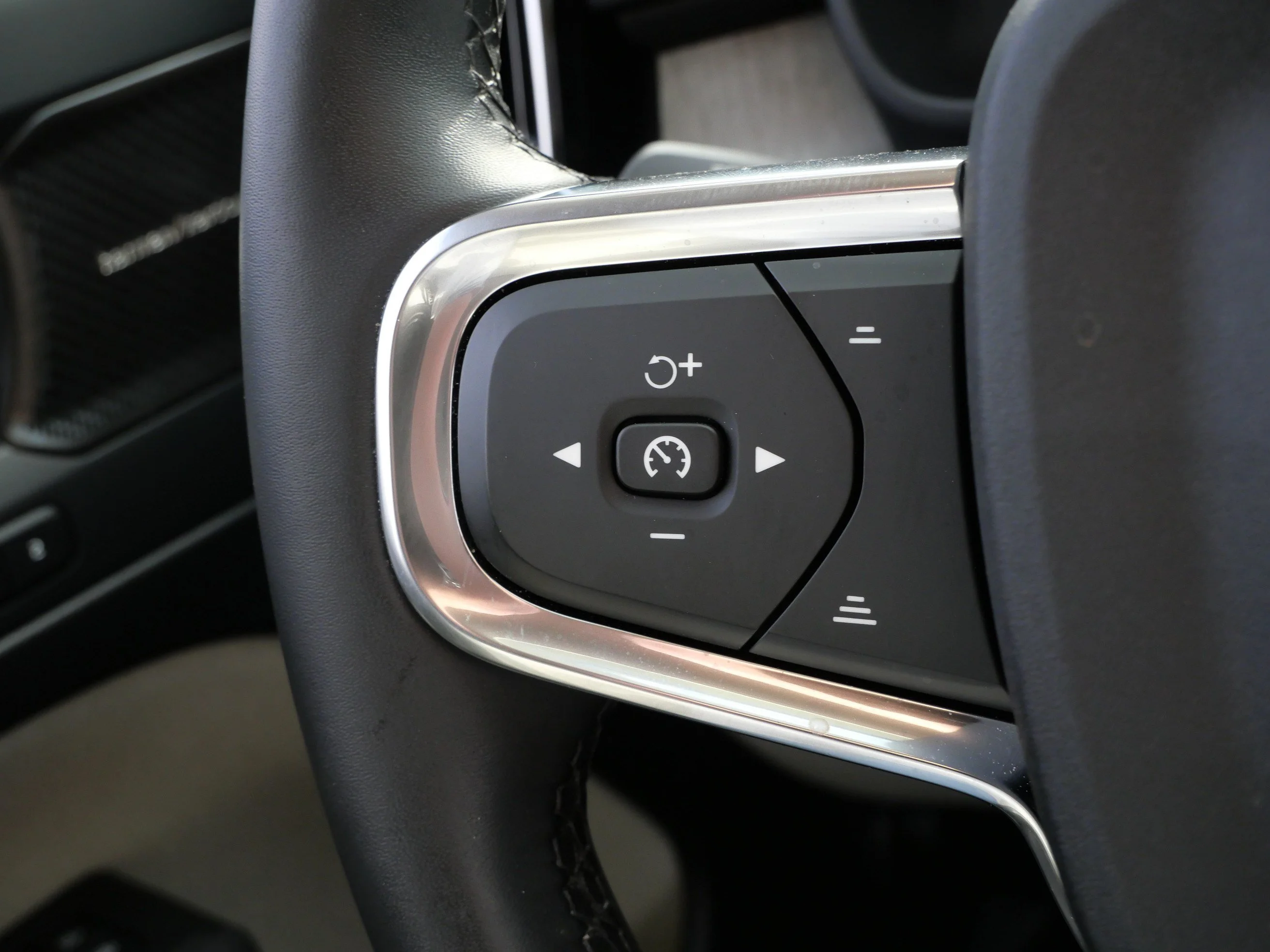 Used 2024 Silver Dawn Metallic Volvo Plus Dark Theme image 28