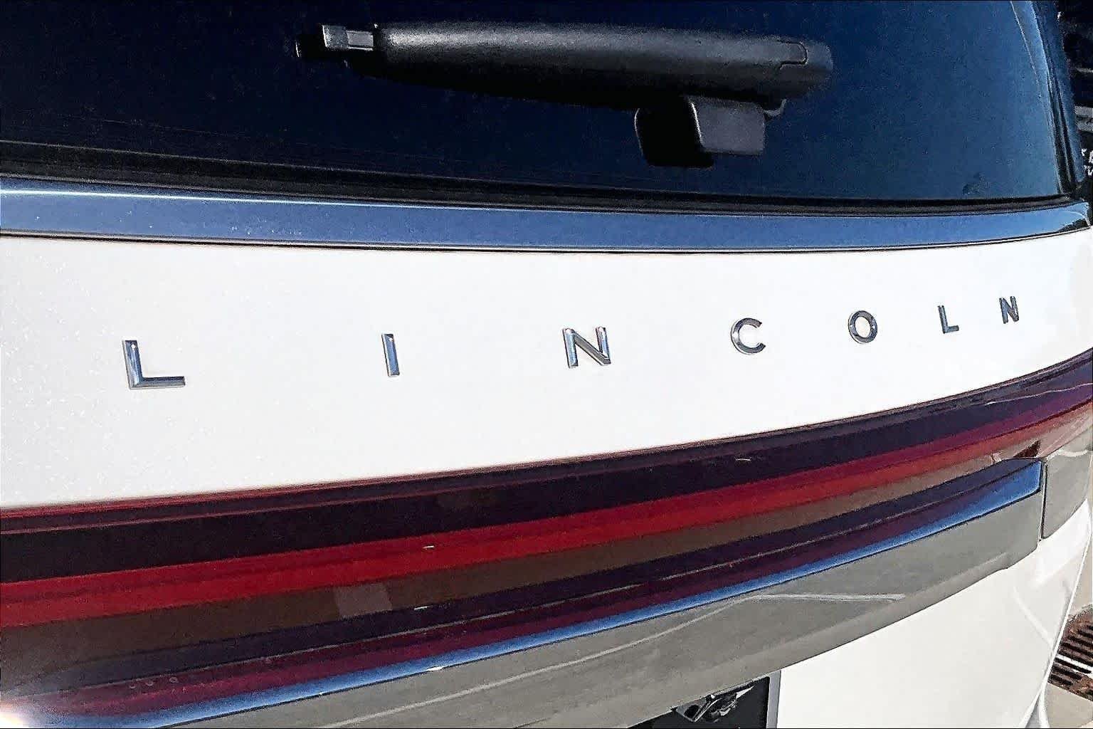 Used 2023 Pristine White Lincoln Reserve image 29