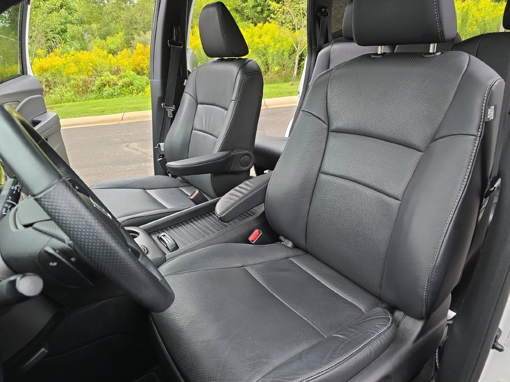 Used 2022 Beige Honda EX-L image 16