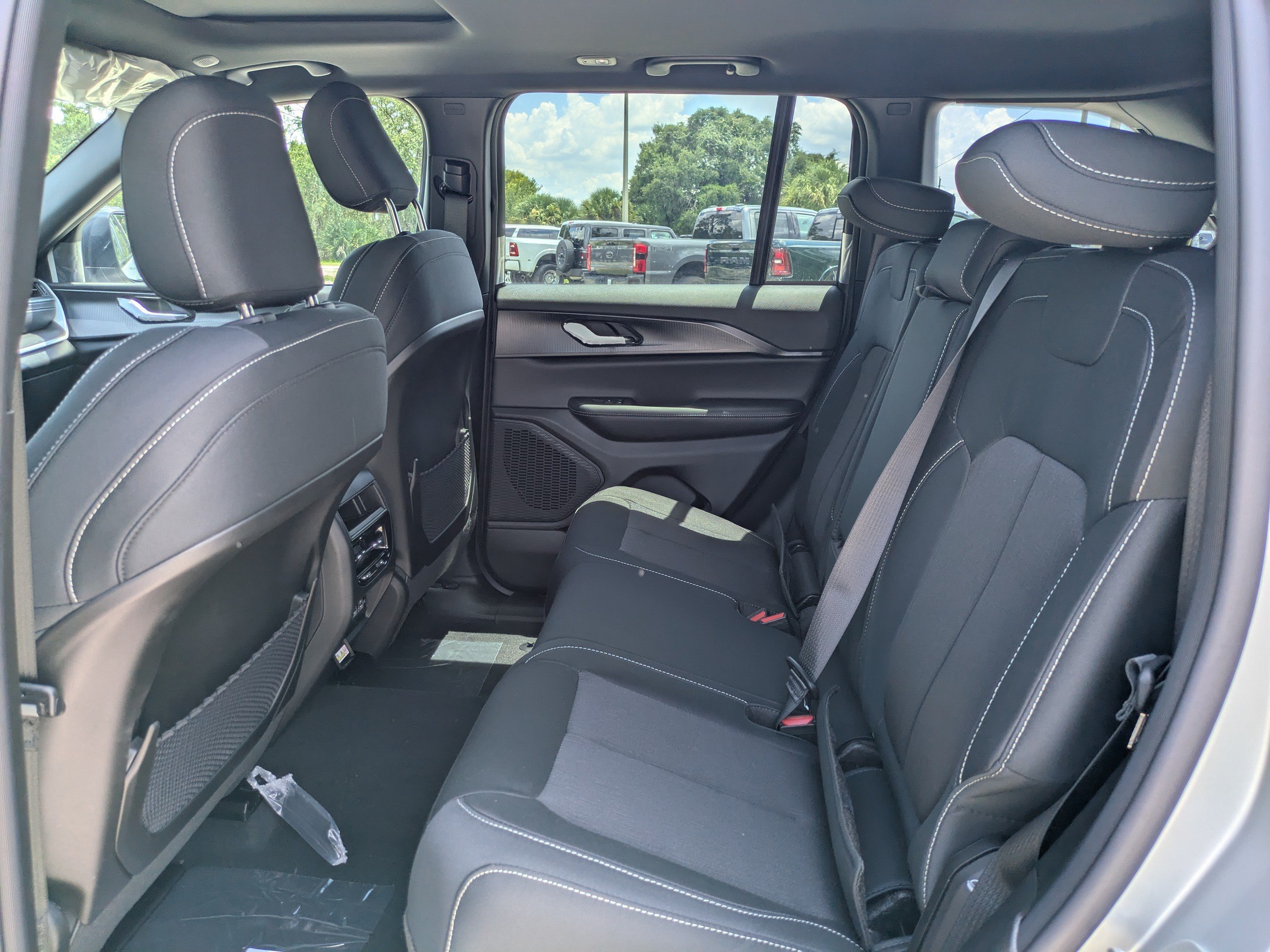 New 2026 Silver Zynith Exterior Paint Jeep Laredo X image 12