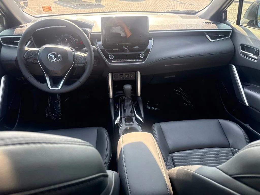 Used 2025  Toyota Hybrid XSE image 9
