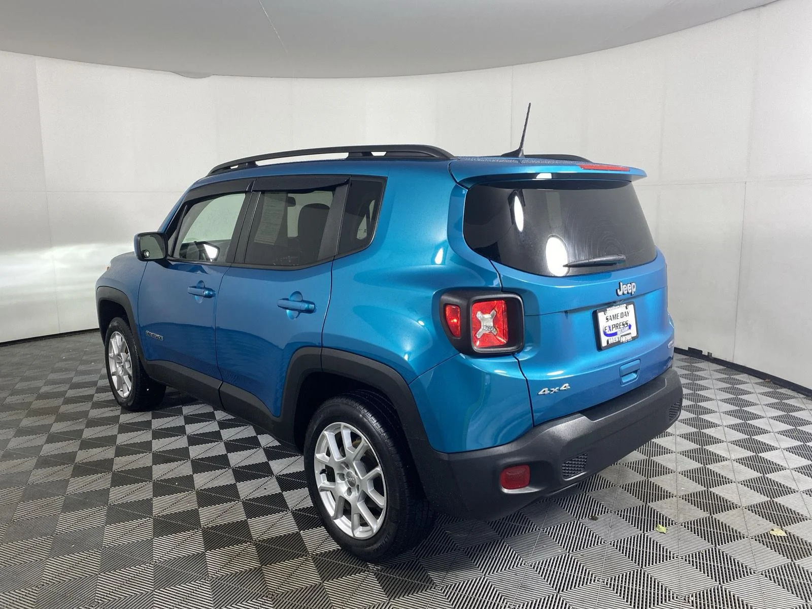 Used 2021 Bikini Metallic Clearcoat Jeep Latitude image 7