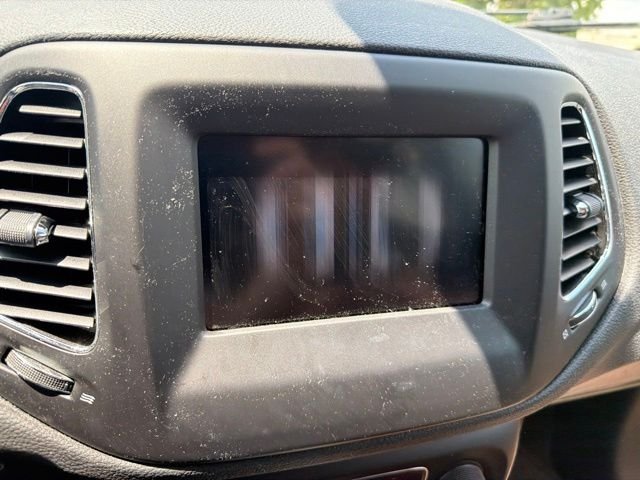 Used 2019 Silver Jeep Latitude image 7