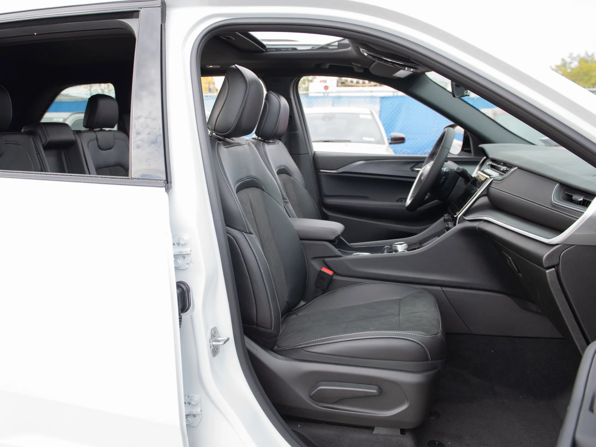 New 2025 White Jeep Altitude* 4x4, Sunroof, Heated Leather, Remote Start image 24