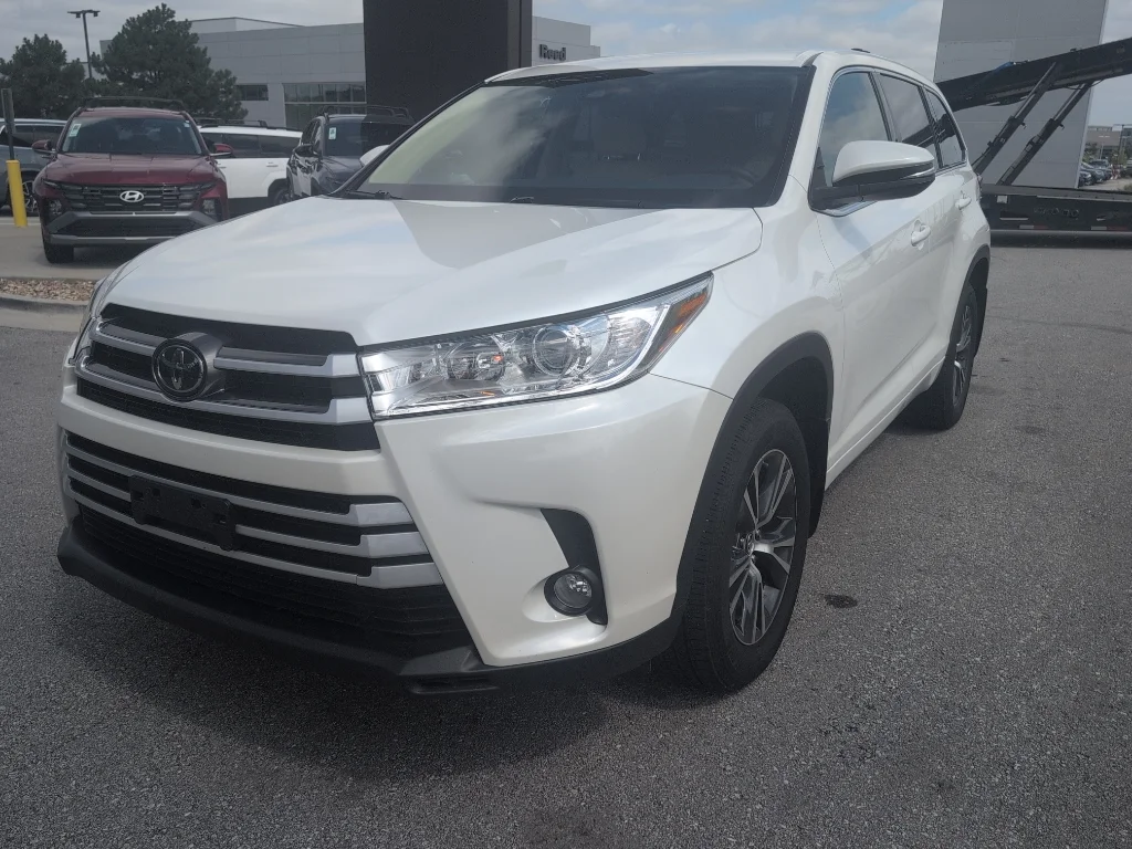 Used 2017 White Toyota LE image 5