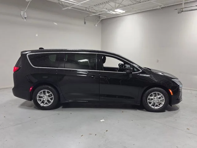 New 2027 Diamond Black Crystal Pearl-Coat Exterior Paint Chrysler Select image 16