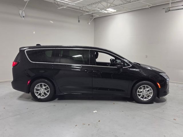 New 2027 Diamond Black Crystal Pearl-Coat Exterior Paint Chrysler Select image 16