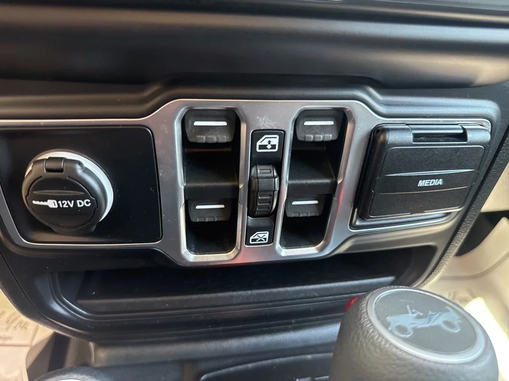Used 2020 Green Jeep Unlimited Sahara image 23