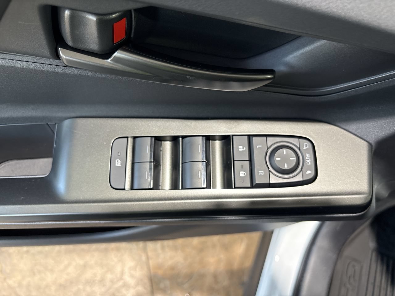 2026 Toyota C-HR SE - Photo 13