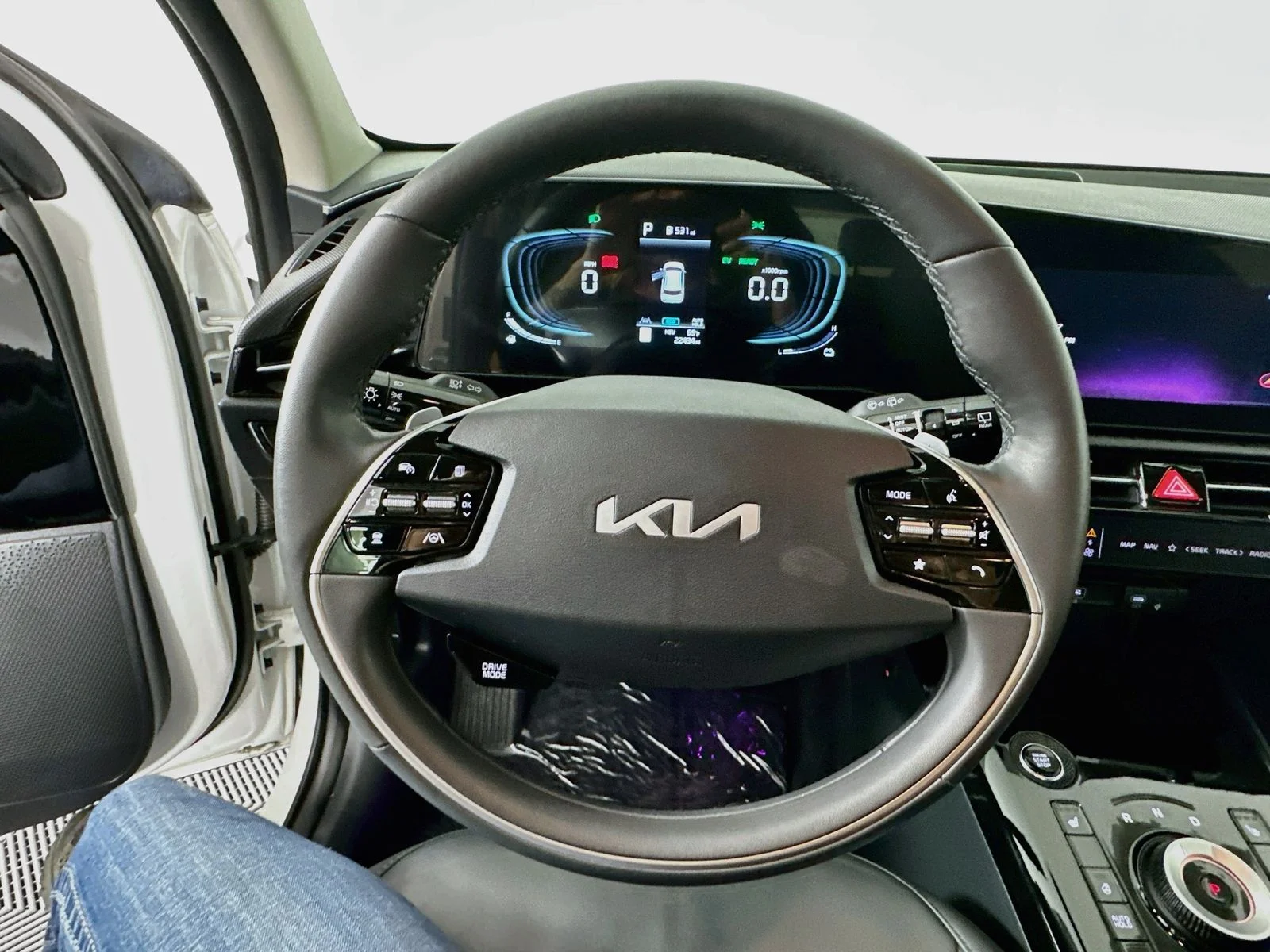 Used 2025 Snow White Pearl Kia EX image 11