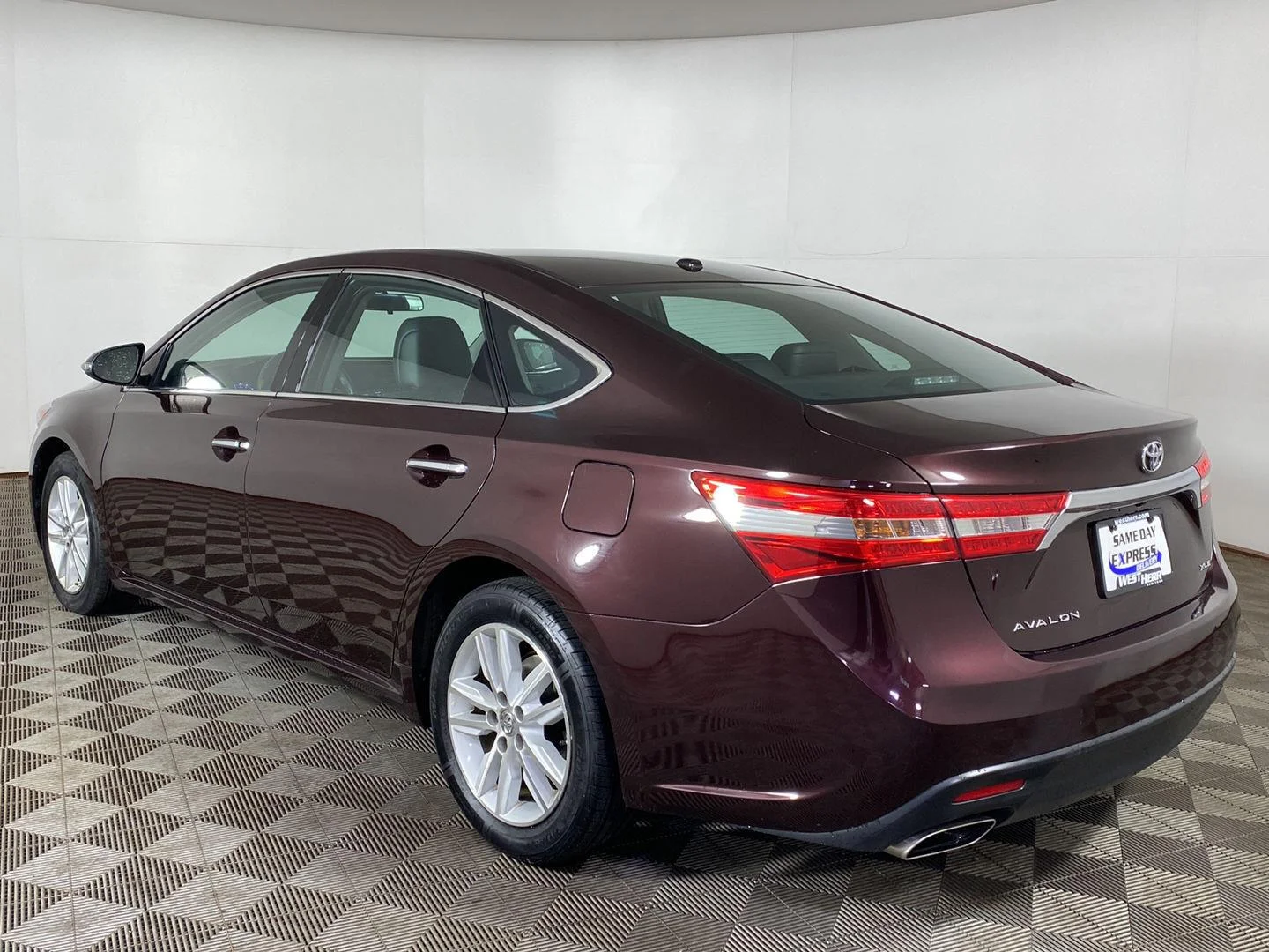 Used 2015 Sizzling Crimson Mica Toyota XLE image 4