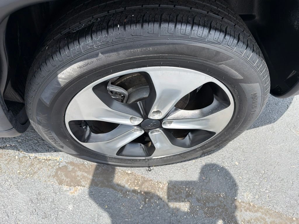 Used 2018 Black Jeep Latitude image 11