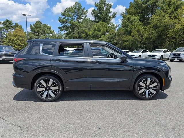 2025 Mitsubishi Outlander SE - Photo 3