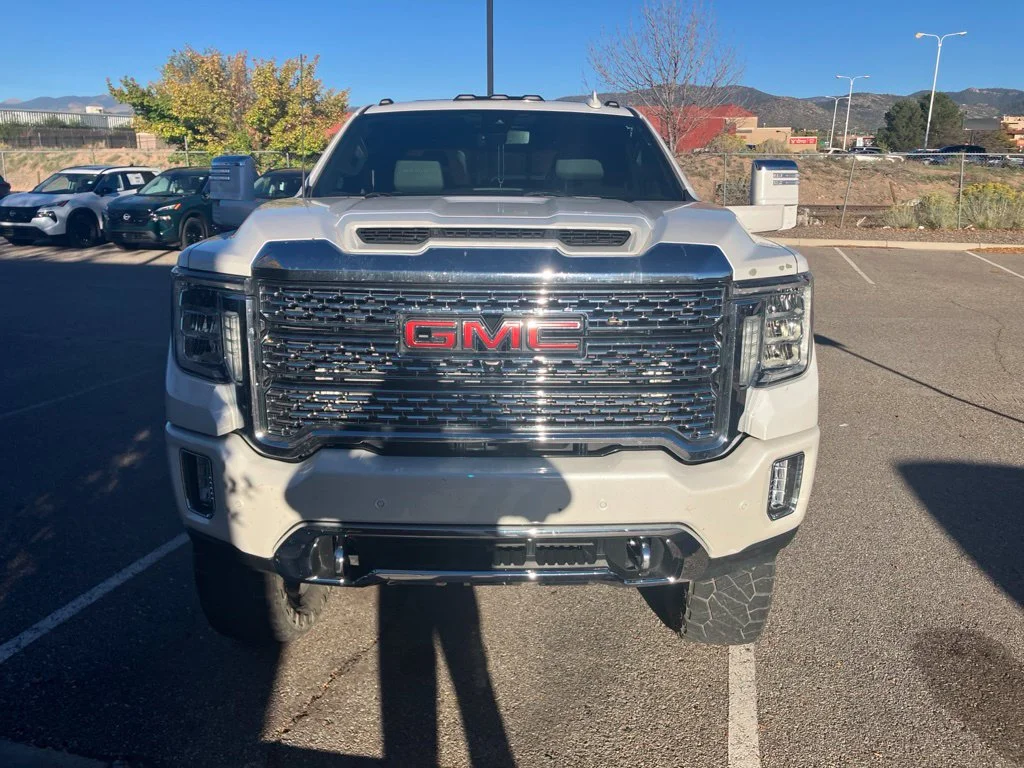 Used 2022 White GMC Denali image 2