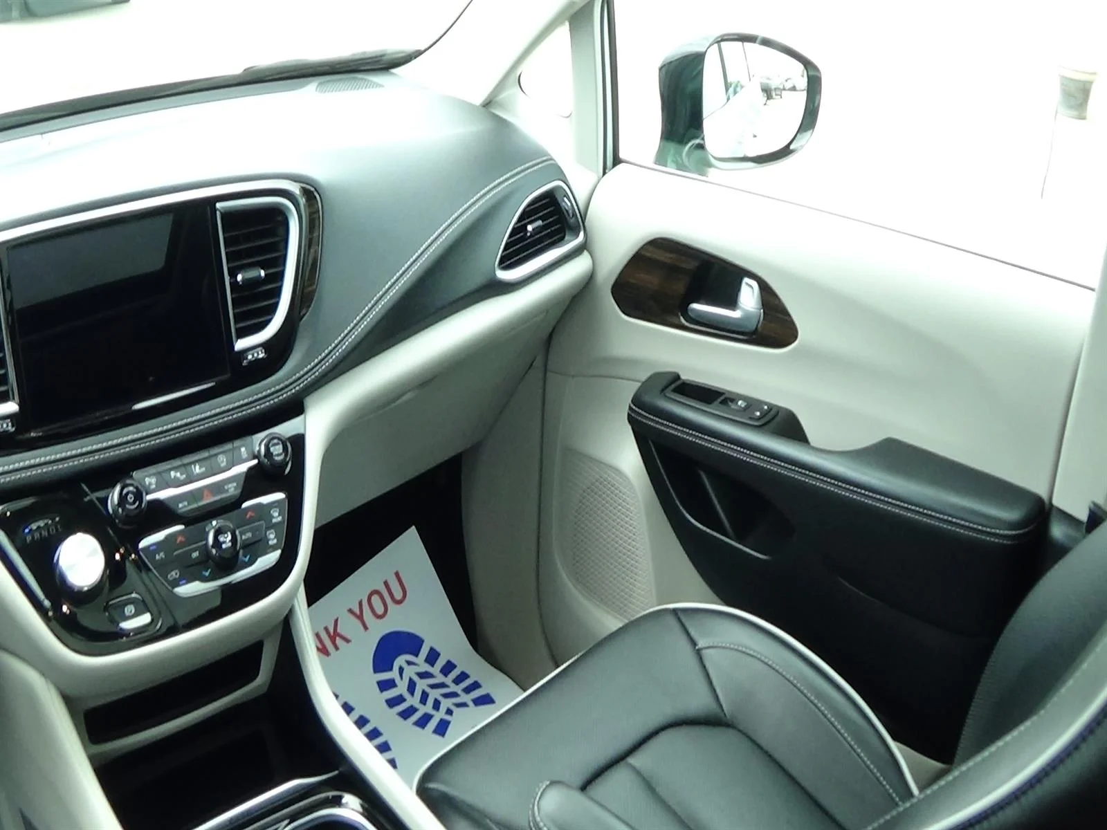 Used 2024 Silver Mist Clear Coat (pse) Chrysler Limited image 18