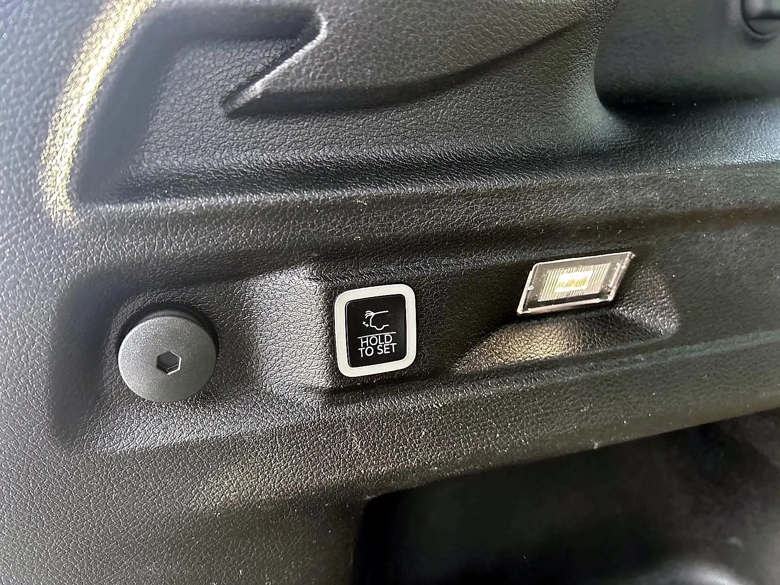 Used 2023 Diamond Black Crystal Pearlcoat Jeep Limited image 10