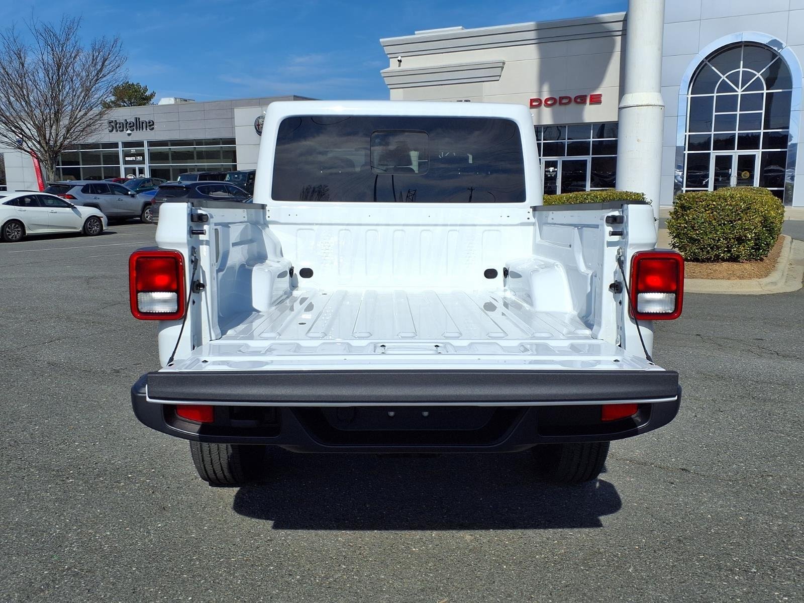 New 2026 Bright White Clear-Coat Exterior Paint Jeep Sahara image 30