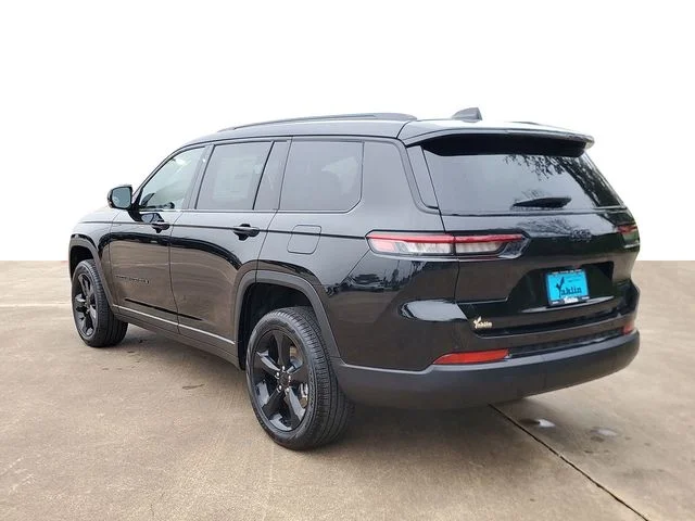 New 2025 Diamond Black Crystal Pearl-Coat Exterior Paint Jeep Limited image 3