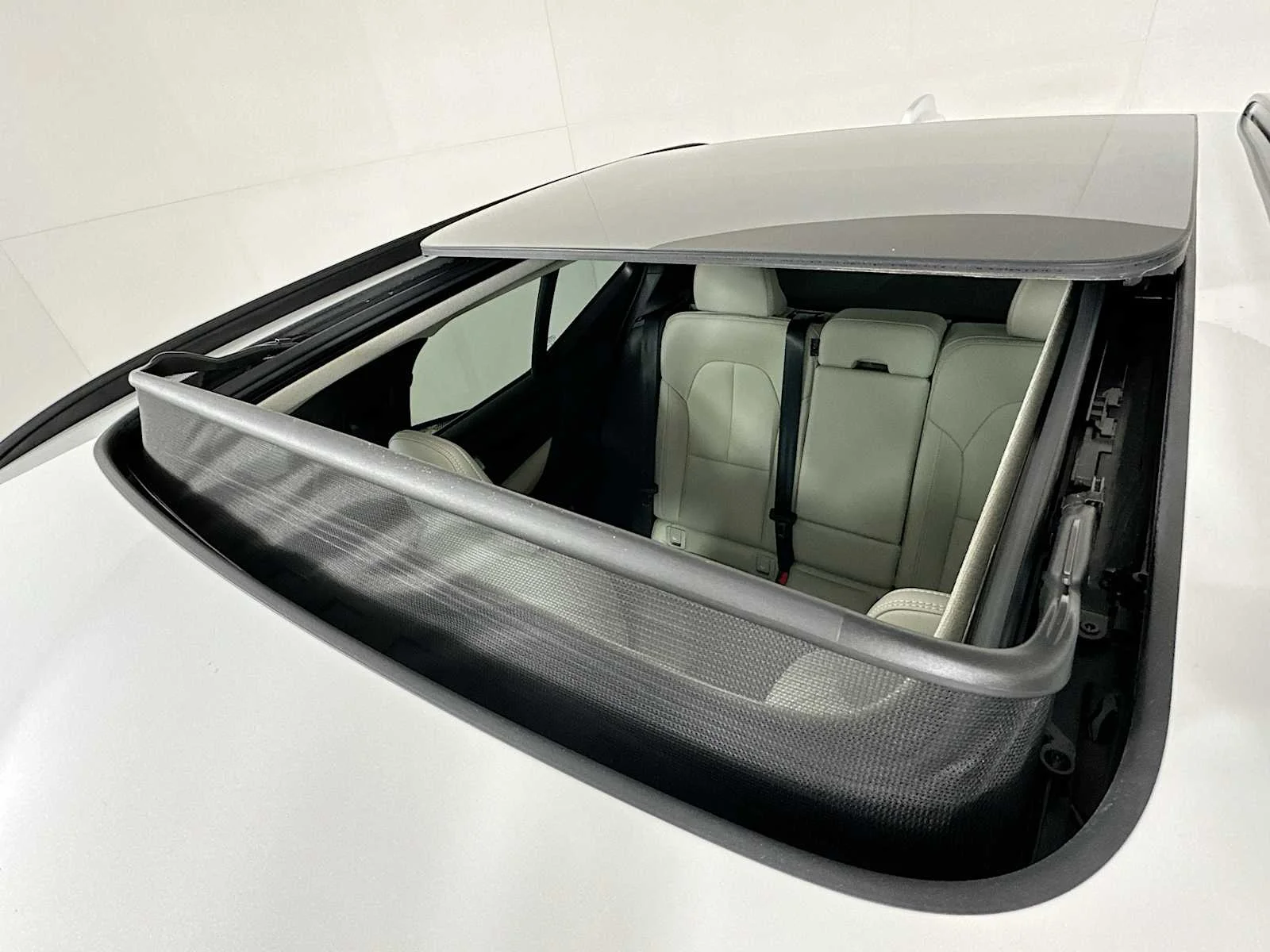 Certified Used 2025 Crystal White Volvo Plus image 20