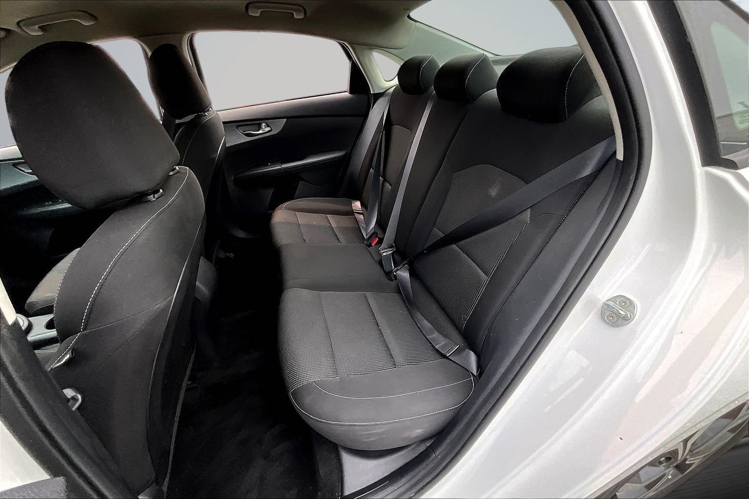 Used 2021 White Kia LXS image 19