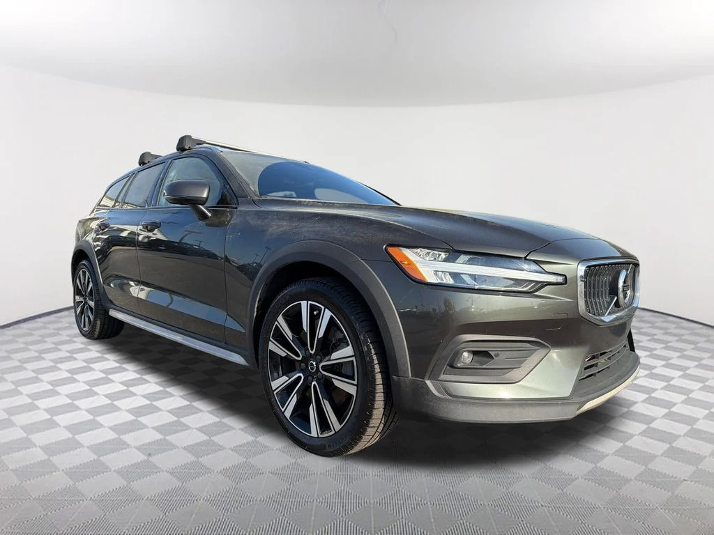 Used 2021 Green Volvo T5 image 3