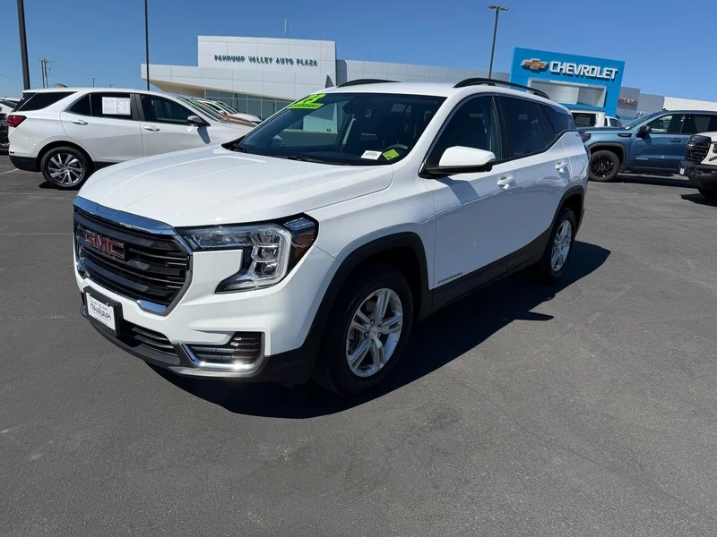Used 2023 SUMMIT WHITE GMC SLE image 7