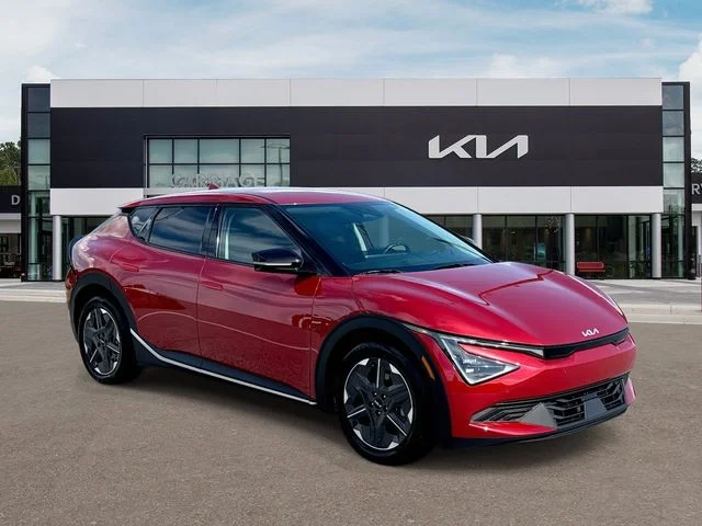 Used 2025 Red Kia Light image 2