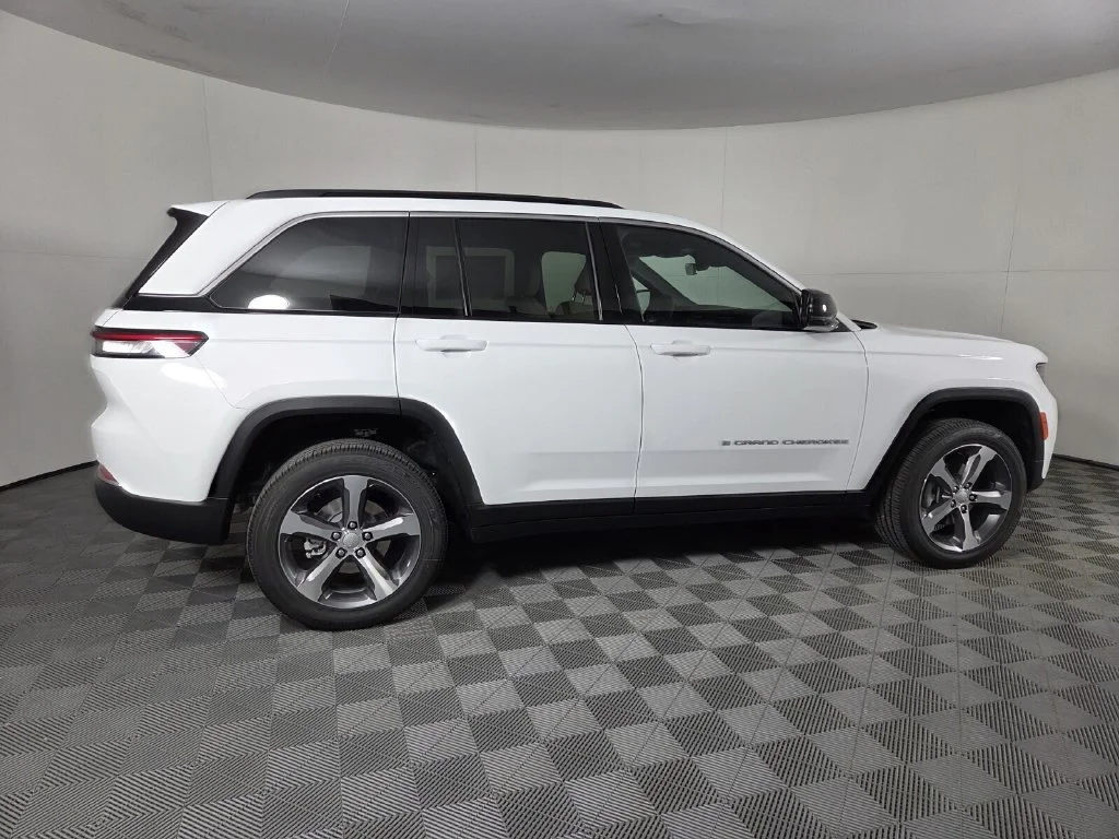 New 2026 Bright White Clear-Coat Exterior Paint Jeep Limited image 4