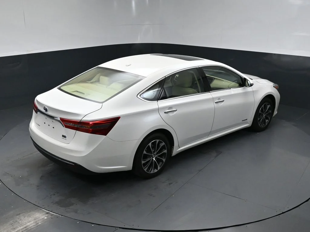 Used 2018 Blizzard Pearl Toyota XLE Premium image 16