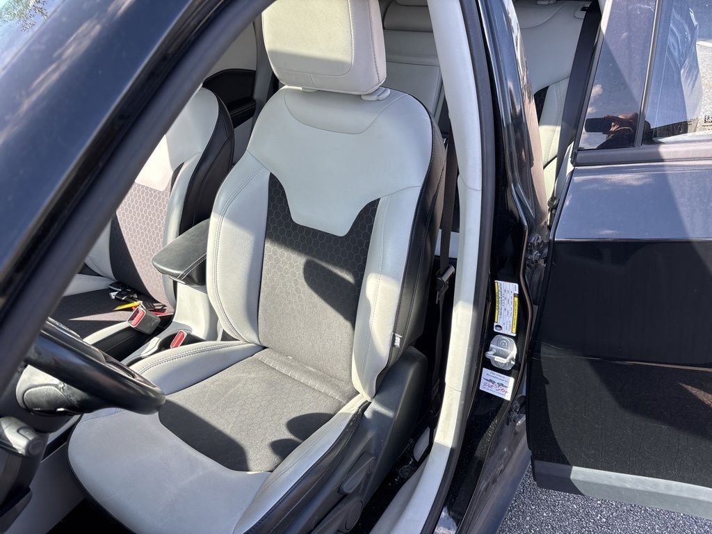 Used 2019 Black Jeep Latitude image 3