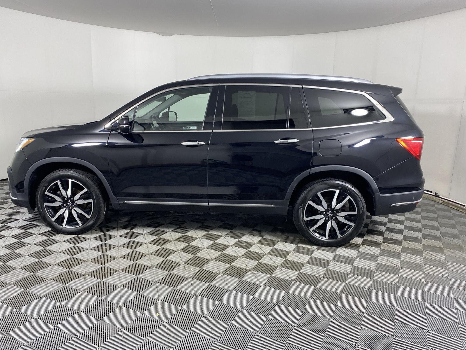 Used 2022 Crystal Black Pearl Honda Touring w/Rear Captain